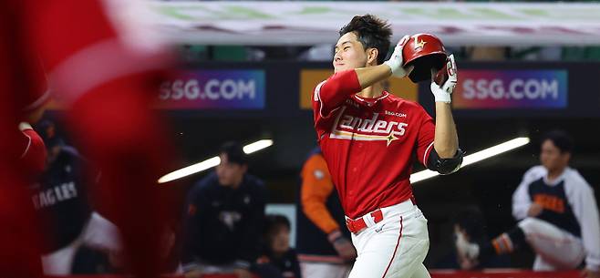 <yonhap photo-8068=""> 이율예 끝내기 투런 홈런 (인천=연합뉴스) 임순석 기자 = 1일 인천 SSG랜더스필드에서 열린 2025 프로야구 한화 이글스와 SSG 랜더스의 경기. 9회 말 2사 1루 상황에서 SSG 이율예가 역전 끝내기 투런 홈런을 치고 홈인하고 있다. 2025.10.1 soonseok02@yna.co.kr/2025-10-01 23:14:39/ <저작권자 ⓒ 1980-2025 ㈜연합뉴스. 무단 전재 재배포 금지, AI 학습 및 활용 금지></yonhap>