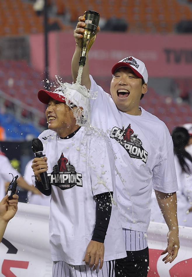 <yonhap photo-8198=""> 샴페인 맞는 LG 염경엽 감독. (서울=연합뉴스) 류영석 기자 = LG 트윈스 염경엽 감독이 1일 서울 잠실야구장에서 정규 시즌 우승을 확정한 뒤 김현수로부터 샴페인을 맞고 있다. 2025.10.1 ondol@yna.co.kr/2025-10-01 23:33:55/ <저작권자 ⓒ 1980-2025 ㈜연합뉴스. 무단 전재 재배포 금지, AI 학습 및 활용 금지></yonhap>