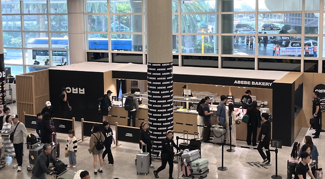 제주 우도땅콩과 오메기빵으로 유명한 ‘아베베 베이커리’ 팝업스토어. 도착장 3번 게이트 앞에 길게 늘어선 줄이 공항을 또 하나의 ‘맛집 거리’로 바꿔놓는다.