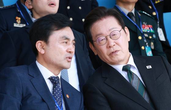 이재명 대통령이 1일 충남 계룡대 대연병장에서 열린 건군 77주년 국군의 날 기념행사에서 안규백 국방부 장관과 대화하고 있다. [사진=연합뉴스]