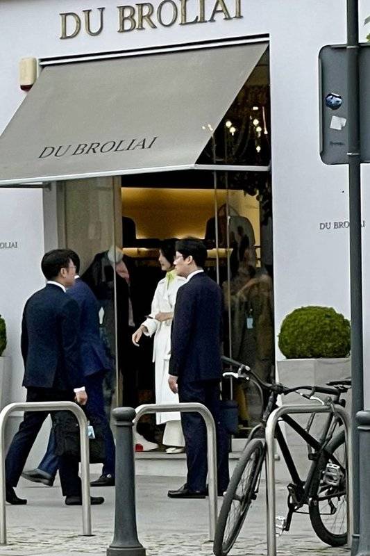 리투아니아 언론 '주모네스'가 2023년 7월 11일 김 여사가 수도 빌뉴스의 명품 편집숍을 방문했다고 보도하면서 첨부한 사진. 사진 주모네스 캡처