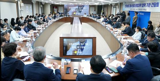 지난 4월 전남도청에서 공중보건의사 의과 인력 감소 대응 대책과 지역 필수의료 전달 체계 구축 협력 방안 등을 논의한 전남도 필수의료 전략회의가 열렸다. 뉴시스