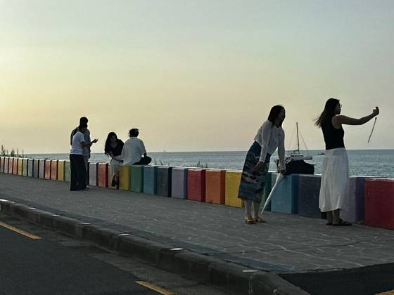 올해 가을철 제주시 도두동 무지개해안도로를 찾은 관광객들이 해질녘 기념사진을 남기고 있다. 최충일 기자