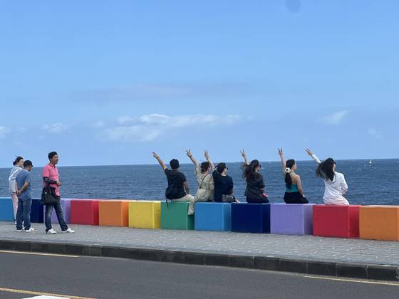 지난해 가을철 제주시 도두동 무지개해안도로를 찾은 중국인 관광객들이 제주바다를 배경으로 사진 포즈를 취하고 있다. 최충일 기자