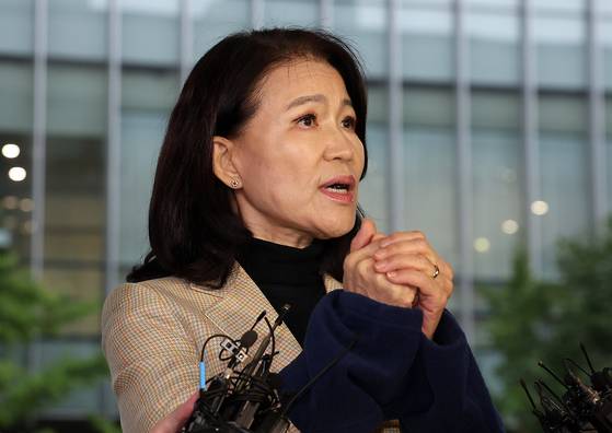 이진숙 전 방송통신위원장이 2일 오후 서울 대치동 자택에서 경찰에게 체포된 뒤 영등포경찰서에서 입장을 밝히고 있다.   경찰은 이날 오후 4시 4분쯤 국가공무원법 및 공직선거법 위반 혐의로 이 전 위원장에 대한 체포영장을 집행했다. 뉴스1