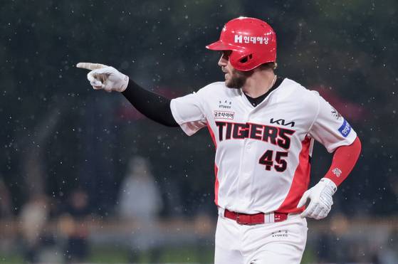 SSG와의 홈 경기에서 홈런포를 터뜨린 뒤 세리머니하는 KIA 강타자 위즈덤. 사진 KIA 타이거즈