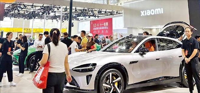 중국 톈진 모터쇼가 열린 지난달 30일 샤오미 부스. 샤오미는 전시장뿐만 아니라 온라인 방송에서도 차량을 판매했다.  /톈진=김은정 특파원