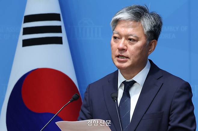 정의찬 민주당 원내대표 정무실장이 지난달 30일 국회에서 기자회견을 하고 있다. 정 실장은 자신이 지귀연 판사 룸살롱 접대 의혹 제보를 처음으로 받았다고 밝혔다. 한수빈 기자