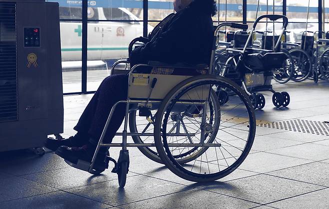 2024년 서울의 한 대형병원에서 한 시민이 휠체어에 타 있다. 문재원 기자