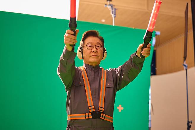 이재명 대통령은 2일 인스타그램에 APEC 홍보영상 촬영 비하인드 컷을 공개했다. 이 대통령 인스타그램 갈무리