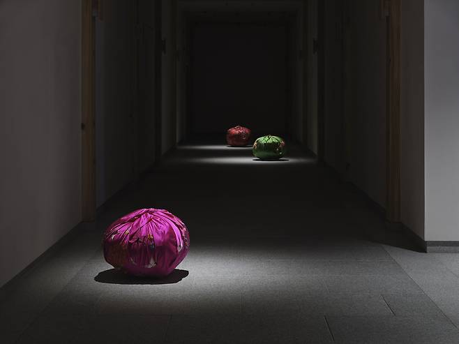 View of "Bottari" by Kim Soo-ja at "Kimsooja, To Breathe ㅡ Sunhyewon " in Seoul (Courtesy of the artist, Podo Museum)