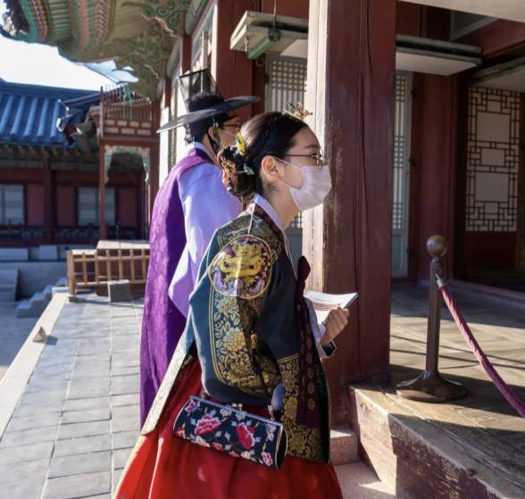 Participants play ″Gyeongbok Palace Monster Tour.″ [SCREEN CAPTURE]