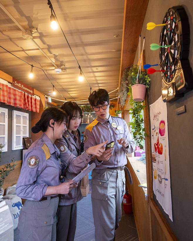 Everland staffers at the immersive escape room "Memory Carnival" [EVERLAND]