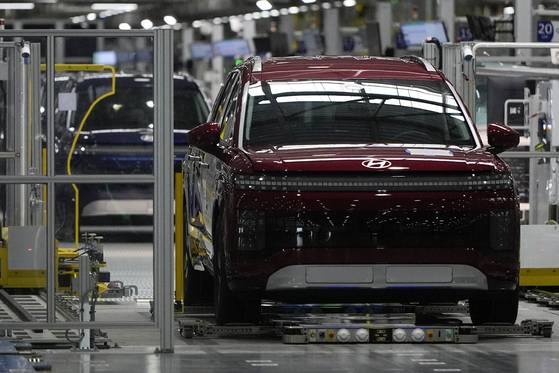Vehicles move on the line at the Hyundai Motor Group Metaplant America on March 26. [AP/YONHAP]
