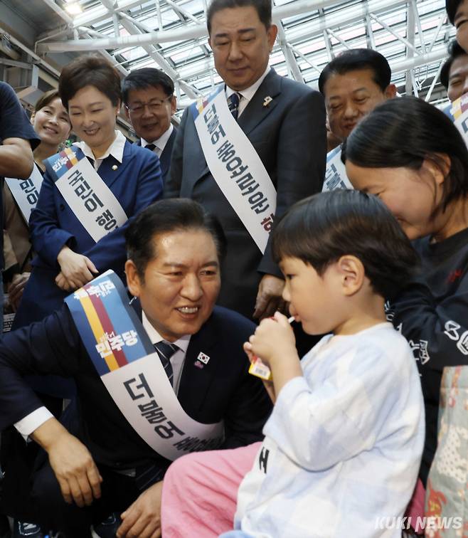 정청래 더불어민주당 대표와 김병기 원내대표를 비롯한 의원들이 2일 서울 용산역에서 추석 귀성객에게 인사를 하고 있다.