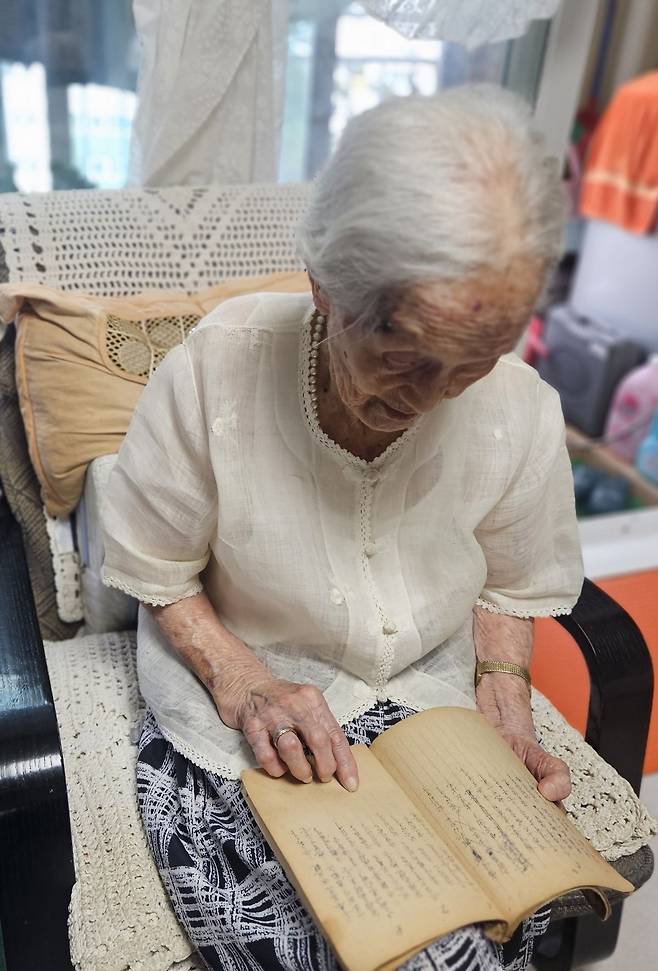 우을순 할머니가 최근 경남 창원 자택에서 옛 성경을 읽는 장면.