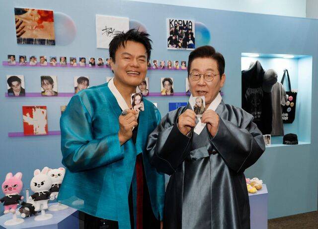 이재명 대통령과 박진영 대중문화교류위원회 공동위원장이 1일 경기도 고양시 킨텍스에서 열린 대중문화교류위원회 출범식에서 K팝 아이돌 굿즈를 들고 기념촬영을 하고 있다. 고양=김지훈 기자