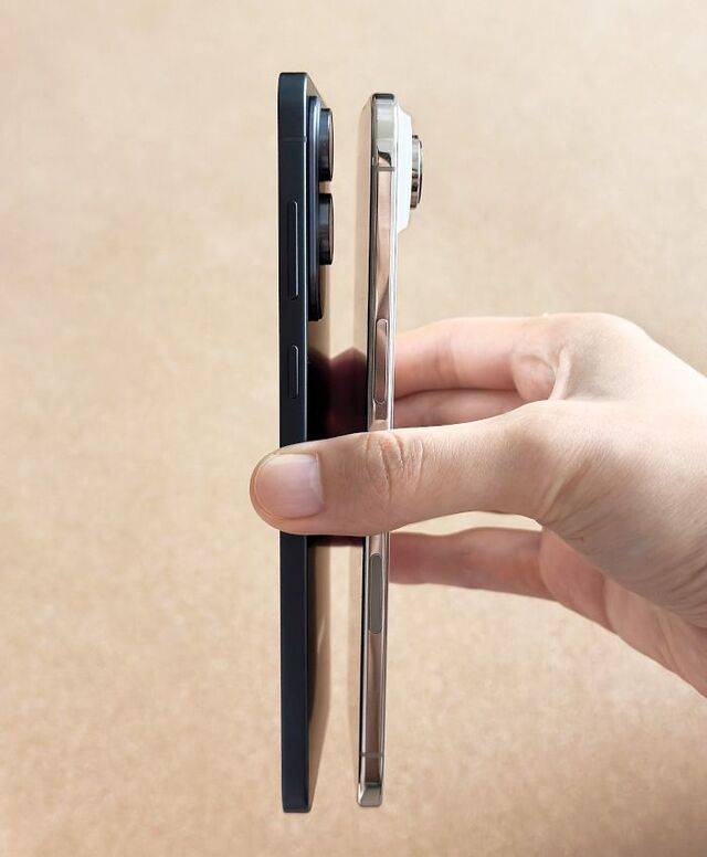 갤럭시 S25 엣지(왼쪽)와 아이폰 에어를 한 손에 든 모습. 아이폰 에어의 두께는 5.6㎜로, 갤럭시 S25 엣지보다 0.2㎜ 더 얇다.