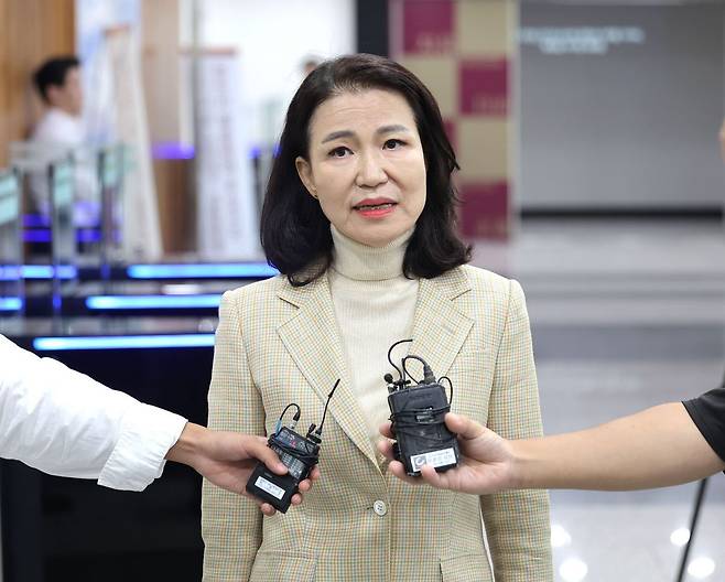 이진숙 전 방송통신위원장이 지난 1일 서울 종로구 헌법재판소에서 방송미디어통신위원회 설치법에 대한 헌법소원심판 청구서를 제출한 뒤 발언하고 있다. 연합뉴스