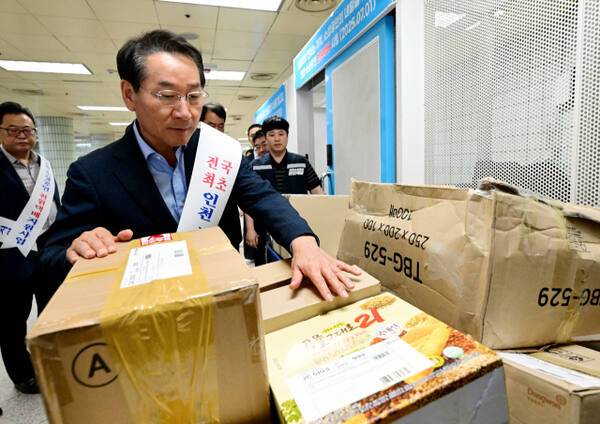 유정복 인천시장이 2일 부평구청역 집화센터에서 천원택배 사업현장을 점검하고 있다. 인천시 제공