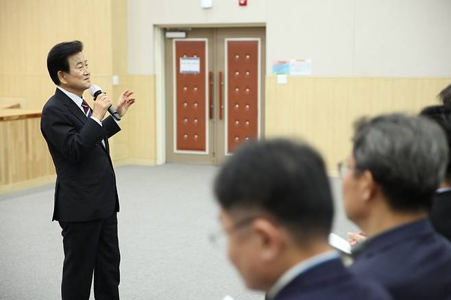 정동영 통일부 장관이 지난 26일 경기 연천군 국립통일교육원 한반도통일미래센터에서 열린 ‘남북 사회문화교류 및 대북 인도지원단체 초청 행사’에 참석해 ‘평화 공존과 번영의 한반도를 구현하기 위한 과제’를 주제로 특별 강연을 하고 있다. [사진 = 통일부]