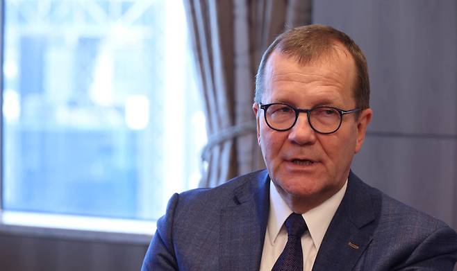 페카 페소넨 핀란드 농업부 차관이 매일경제와 인터뷰에서 답하고 있다.[이충우기자]