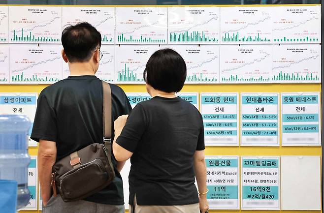 서울 마포구의 한 아파트 단지 상가 부동산에 매물 정보가 붙어 있다.  [한주형 기자]