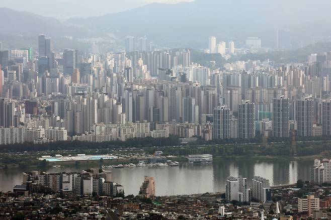 서울 남산타워에서 바라본 아파트 단지. 뉴스1