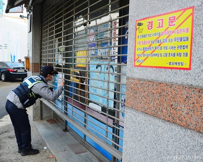 [청주=뉴시스] 서주영 기자 = 충북 청주청원경찰서 직원들이 20일 청주시 서원구 사직동의 한 재개발구역에서 범죄 예방을 위한 빈집 밀집 지역 점검을 하고 있다. 2025.01.20. juyeong@newsis.com /사진=서주영