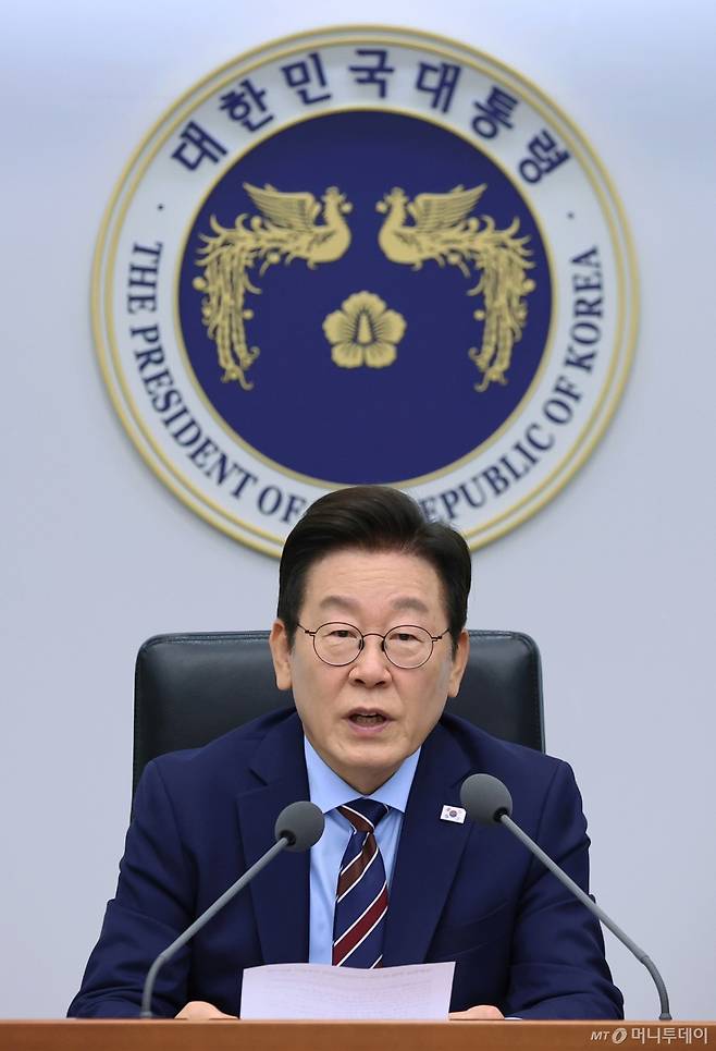 [서울=뉴시스] 최동준 기자 = 이재명 대통령이 2일 서울 용산 대통령실 청사에서 열린 수석보좌관회의에서 발언하고 있다. (대통령실통신사진기자단) 2025.10.02. photocdj@newsis.com /사진=