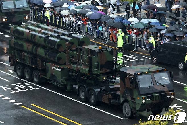 26일 오후 서울 세종대로 일대에서 열린 건군 75주년 국군의날 시가행진에서 장거리 지대공 유도무기(L-SAM)가 기동하고 있다. 2023.9.26/뉴스1 ⓒ News1 구윤성 기자