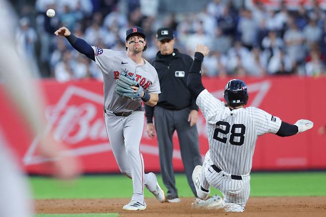 탈락 위기에 빠졌던 뉴욕 양키스가 아메리칸리그 와일드카드시리즈 2차전에서 보스턴 레드삭스를 꺾었다. 사진은 2일(한국시각) 미국 뉴욕 양키스타디움에서 열린 아메리칸리그(AL) 와일드카드 시리즈 2차전에 나선 보스턴과 양키스 선수들의 모습. /사진=로이