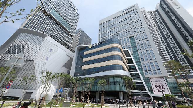 코로나19 팬데믹과 러시아-우크라이나 전쟁으로 인한 글로벌 원자재 가격 급등은 예측 불가한 경영 리스크로서 금액 조정이 필요하다는 게 시공사들의 주장이다. 사진은 지난 6월 서울 광진구청 신청사 모습. /사진=뉴시스