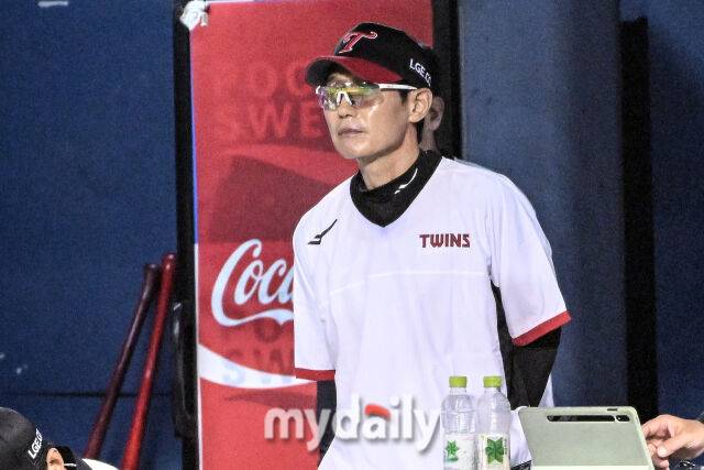 1일 서울 잠실야구장에서 열린 '2025 신한 SOL BANK KBO리그' NC 다이노스와 LG 트윈스 경기.LG 염경엽 감독이 경기를 지켜보고 있다./마이데일리