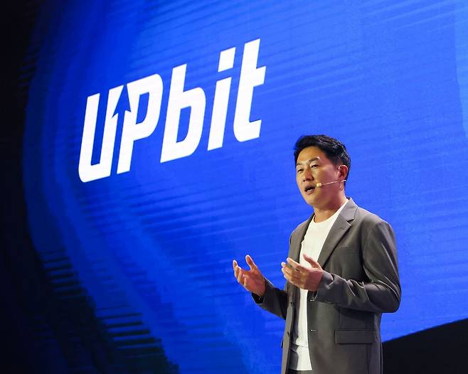 오경석 두나무 대표가 9일 서울 강남구 그랜드 인터컨티넨탈 서울 파르나스에서 열린 업비트 D 컨퍼런스 2025(UDC 2025)에서  오프닝 무대에 올라 두나무의 비전과 전략을 발표하고 있다. [두나무 제공]