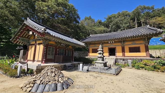 봉정사 극락전(오른쪽)과 고금당
