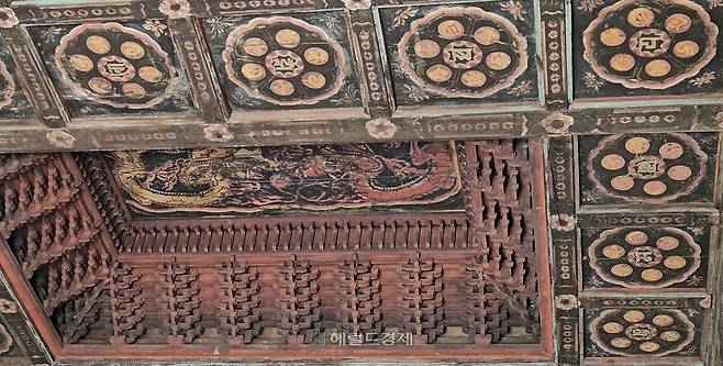 봉정사 대웅전 내부 천장