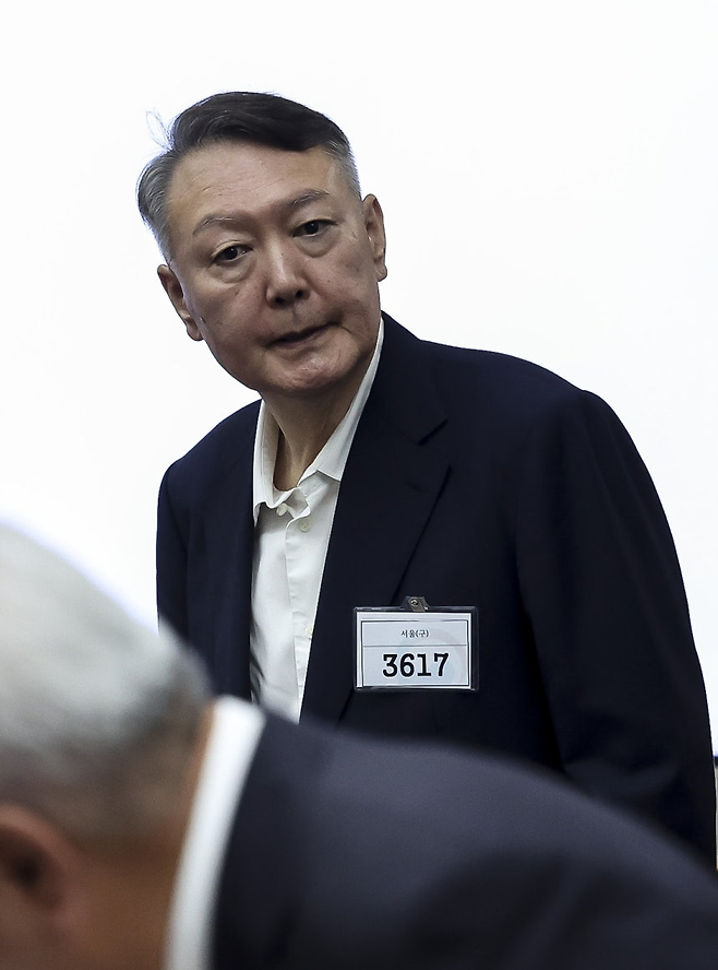 윤석열 전 대통령이 지난달 26일 서울 서초구 서울중앙지법에서 열린 특수공무집행방해, 직권남용 권리행사방해 등 혐의 사건 1차 공판에 출석하고 있다. [연합]