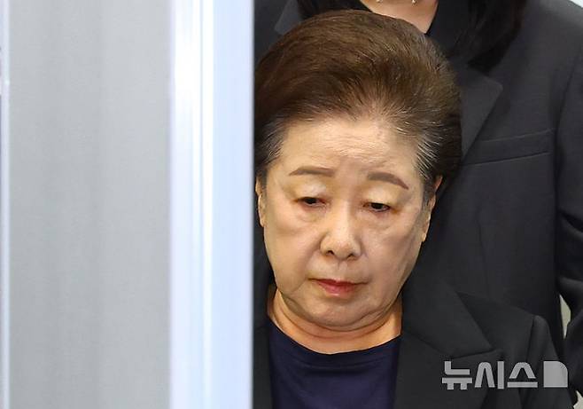 [서울=뉴시스] 황준선 기자 = 청탁금지법과 정치자금법 위반 등 혐의를 받는 한학자 통일교 총재가 22일 오후 서울 서초구 서울중앙지방법원에서 열린 영장실질심사(구속 전 피의자 심문)을 마친 뒤 법정을 나서고 있다. 2025.09.22. hwang@newsis.com