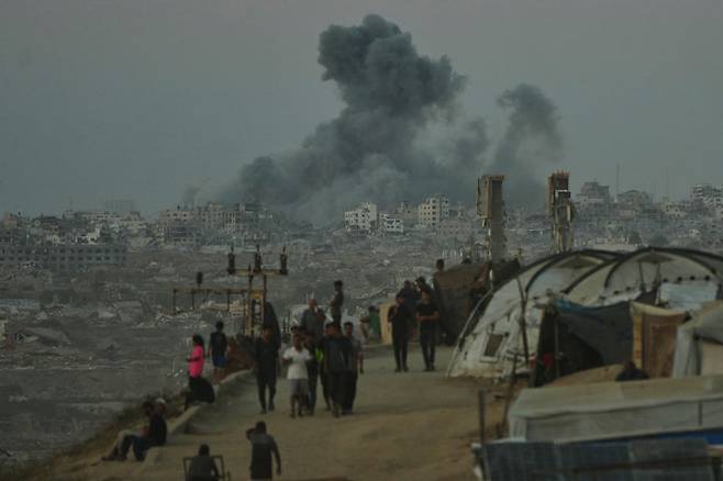 [가자지구=AP/뉴시스] 가자지구 중부에서 바라본 가자시티에 1일(현지 시간) 이스라엘 공습으로 연기가 나고 있다. 2025.10.02.