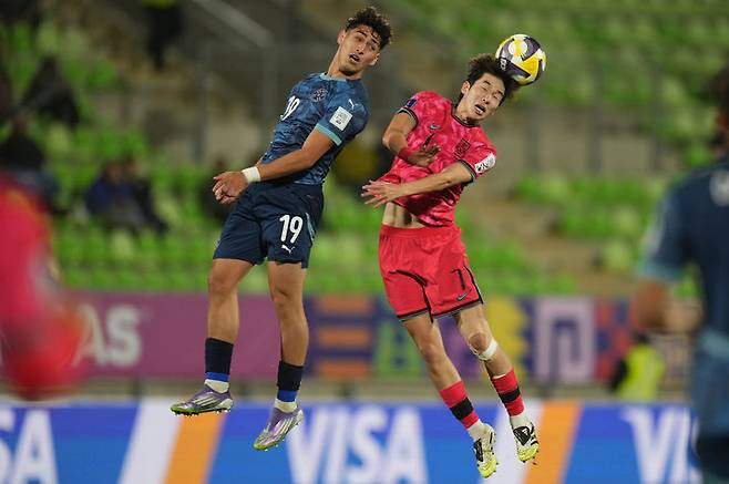 [발파라이소=AP/뉴시스] 정마호(오른쪽)가 지난달 30일(현지 시간) 칠레 발파라이소의 엘리아스 피게로아 브란데르 스타디움에서 열린 2025 국제축구연맹(FIFA) 20세 이하(U20) 월드컵 조별리그 B조 2차전 파라과이와 경기 중 공을 다투고 있다. 이창원 감독이 이끄는 대한민국은 전반 막판 1명이 퇴장당한 파라과이와 0-0으로 승부를 가리지 못해 1무1패(승점1), 조 최하위를 기록했다. 2025.10.01.