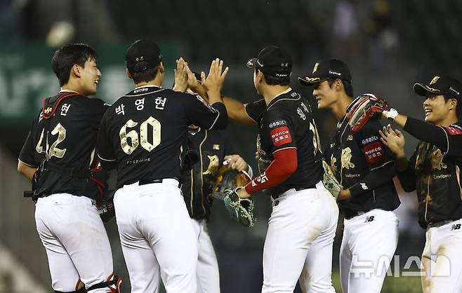 [서울=뉴시스] 김근수 기자 = 11일 서울 송파구 잠실야구장에서 열린 2025 KBO리그 KT 위즈 대 LG 트윈스의 경기, 6-4로 승리를 거둔 KT선수들이 기쁨을 나누고 있다. 2025.09.11. ks@newsis.com
