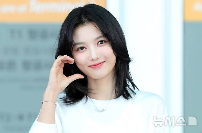 [인천공항=뉴시스] 김혜진 기자 = 배우 김유정이 해외 패션쇼 참석을 위해 2일 오전 인천국제공항을 통해 프랑스 파리로 출국하고 있다. 2025.10.02. jini@newsis.com