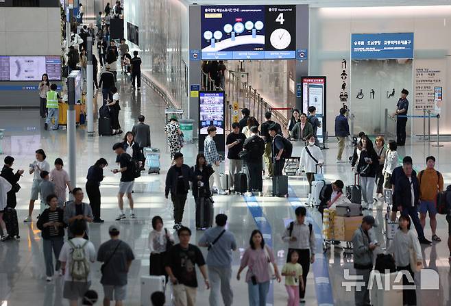 [인천공항=뉴시스] 김진아 기자 = 추석 황금연휴를 앞둔 1일 인천국제공항 1터미널이 여행객들로 북적이고 있다.  인천국제공항공사에 따르면 올해 추석 황금연휴 기간(2일~12일)에 인천공항을 오가는 여객은 245만3000명으로 예상했다. 2025.10.01. bluesoda@newsis.com