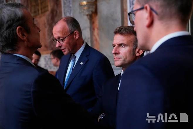 [코펜하겐(덴마크)=AP/뉴시스] 에마뉘엘 마크롱 프랑스 대통령, 프리드리히 메르츠 독일 총리 등 유럽연합(EU) 정상들이 1일(현지 시간) 덴마크 코펜하겐 크리스티안보르성에서 열린 EU 비공식 정상회의 시작 전 대화를 나누고 있다. 2025.10.02.