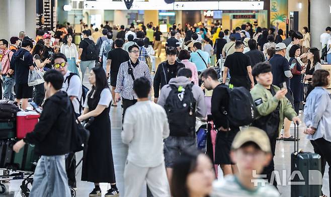 [제주=뉴시스] 우장호 기자 = 추석 연휴를 하루 앞둔 2일 오후 제주국제공항 1층 도착장이 귀성객과 관광객이 몰려 혼잡한 모습을 보이고 있다. 2025.10.02. woo1223@newsis.com