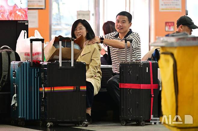 [광주=뉴시스] 이영주 기자 = 추석 연휴를 하루 앞둔 2일 오전 광주 서구 유·스퀘어광주종합버스터미널에서 한 부부가 귀성길에 오르기 전 서로의 어깨를 주물러 주고 있다.  2025.10.02. leeyj2578@newsis.com