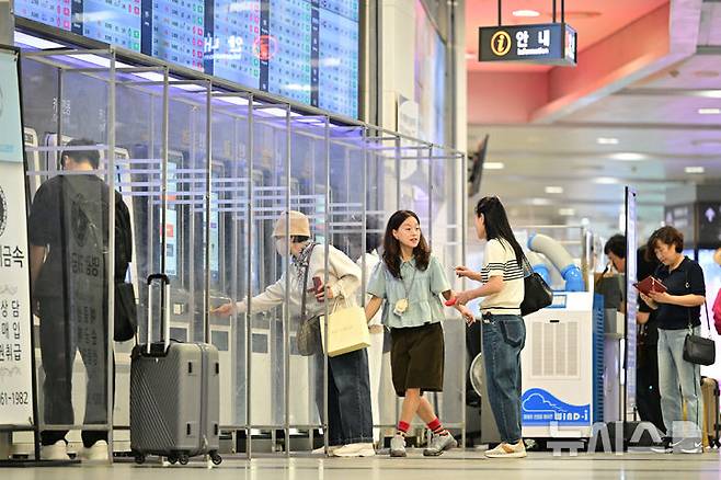 [광주=뉴시스] 이영주 기자 = 추석 연휴를 하루 앞둔 2일 오전 광주 서구 유·스퀘어광주종합버스터미널에서 시민들이 버스표를 끊고 있다. 2025.10.02. leeyj2578@newsis.com