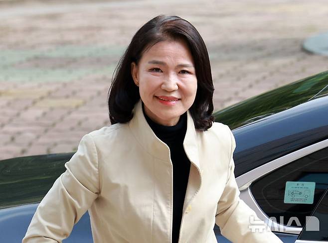 [과천=뉴시스] 이영환 기자 = 이진숙 방송통신위원장이 30일 오후 경기 과천시 방송통신위원회 청사로 출근하고 있다.지난 27일 국회 본회의에서 기존 방송통신위원회(방통위)를 폐지하고 방송미디어통신위원회(방미통위)를 설치하는 내용의 방미통위 설치법이 여당 주도로 통과했으며 이날 열린 국무회의에서 법안이 의결돼 방통위는 17년만에 역사속으로 사라지게 됐다. 이진숙 위원장은 임기종료에 따라 자동면직 된다. 2025.09.30. 20hwan@newsis.com