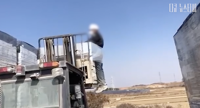 지난 2월, 전남 나주의 벽돌 공장에서 스리랑카 국적의 이주노동자가 지게차에 실린 벽돌과 함께 묶여 이리저리 끌려다니는 인권유린을 당했다. 이 영상은 전남이주노동인권네트워크를 통해 사건 발생 5개월 뒤인 지난 7월 세상에 알려졌다. 해당 노동자는 사측에 피해 사실을 알렸지만 묵살당했고, 영상이 공개된 뒤에야 일터를 변경할 수 있었다.